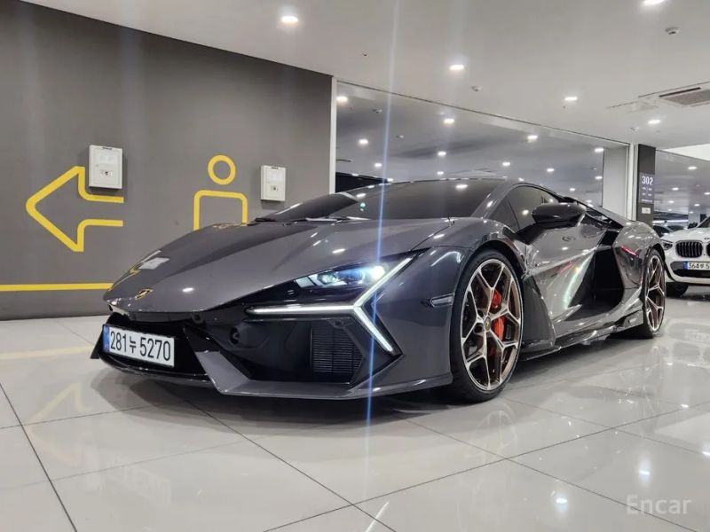 Lamborghini Revuelto