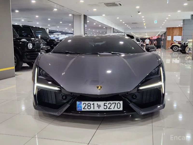 Lamborghini Revuelto