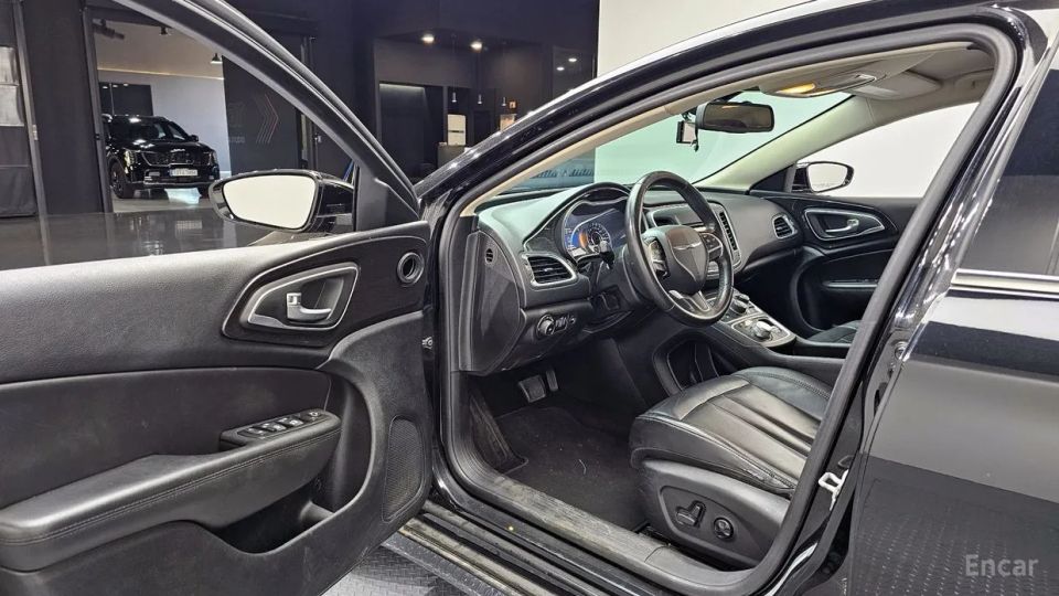 Chrysler 200