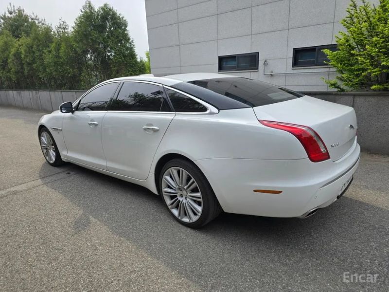 Jaguar XJ