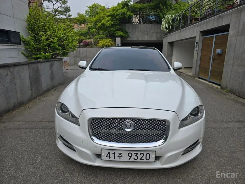 Jaguar XJ
