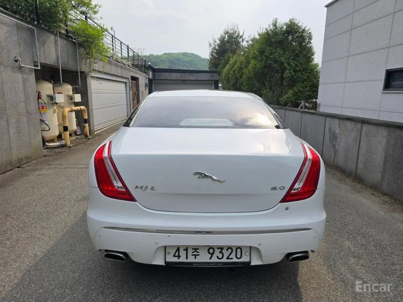 Jaguar XJ