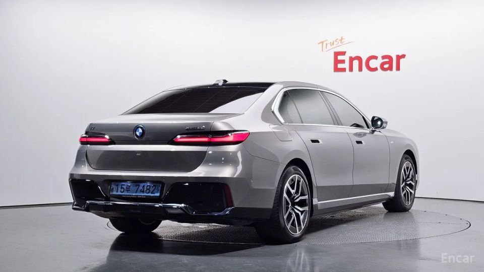 BMW i7