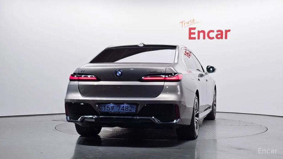 BMW i7