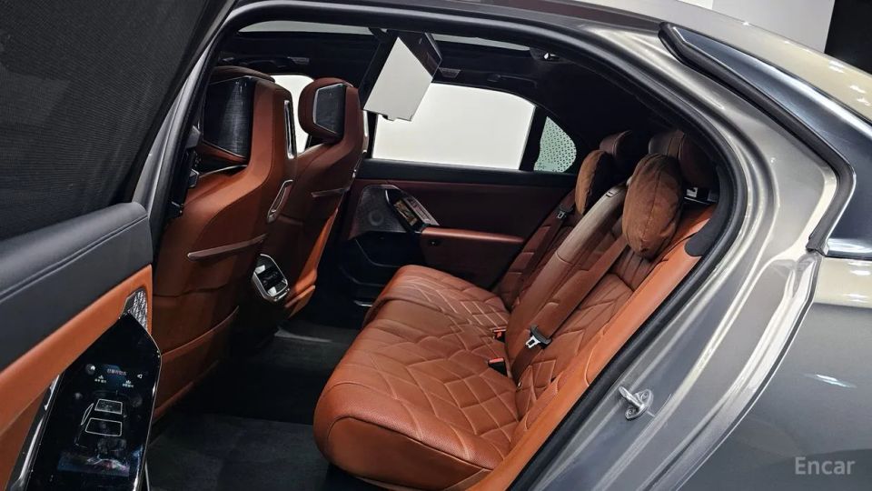 BMW i7