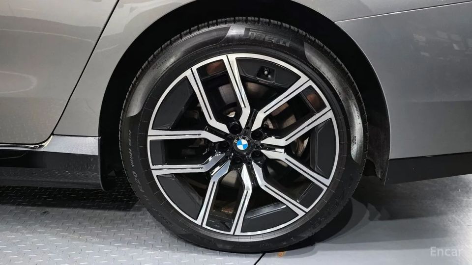 BMW i7