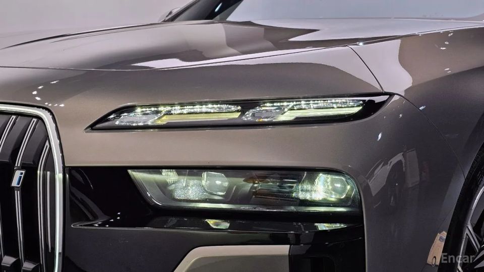 BMW i7