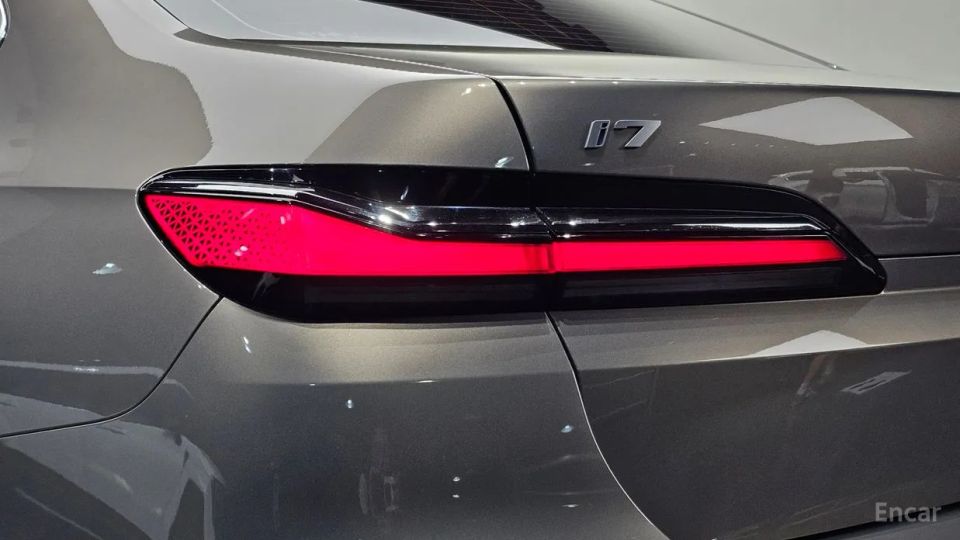 BMW i7