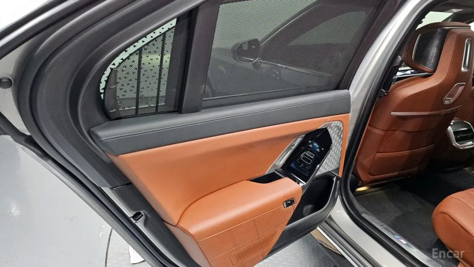 BMW i7