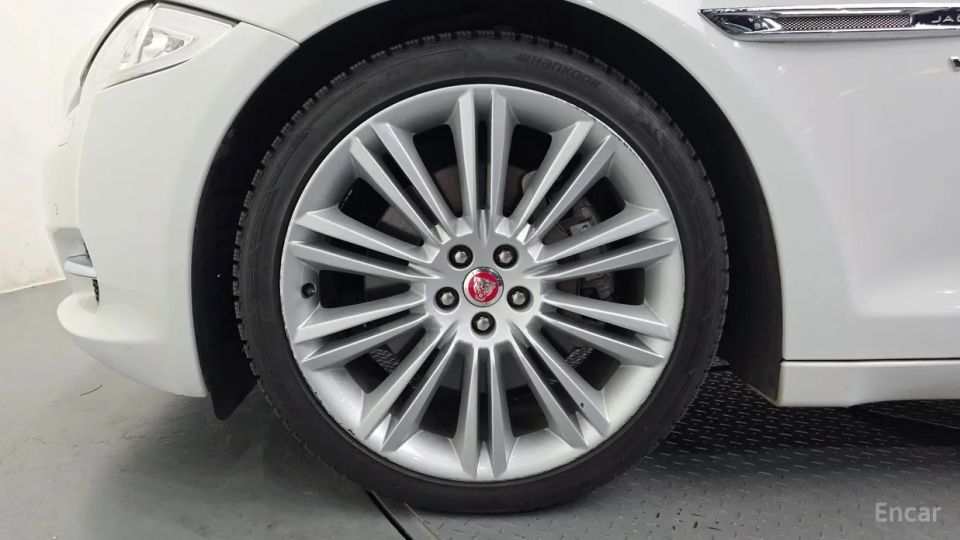 Jaguar XJ