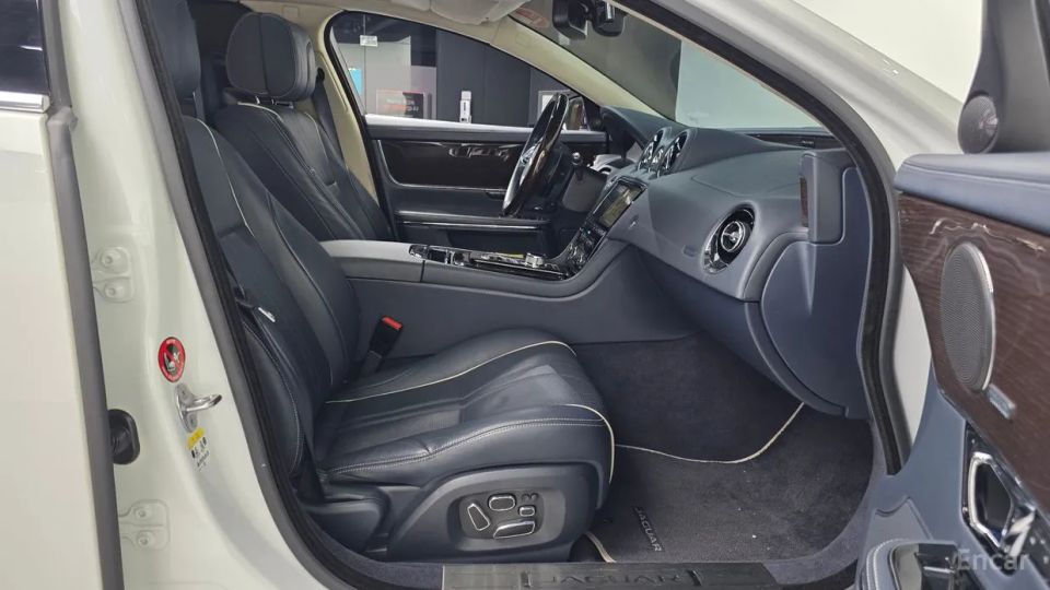 Jaguar XJ