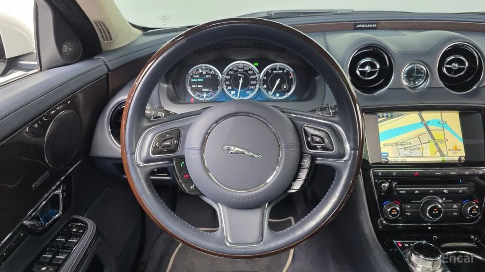 Jaguar XJ