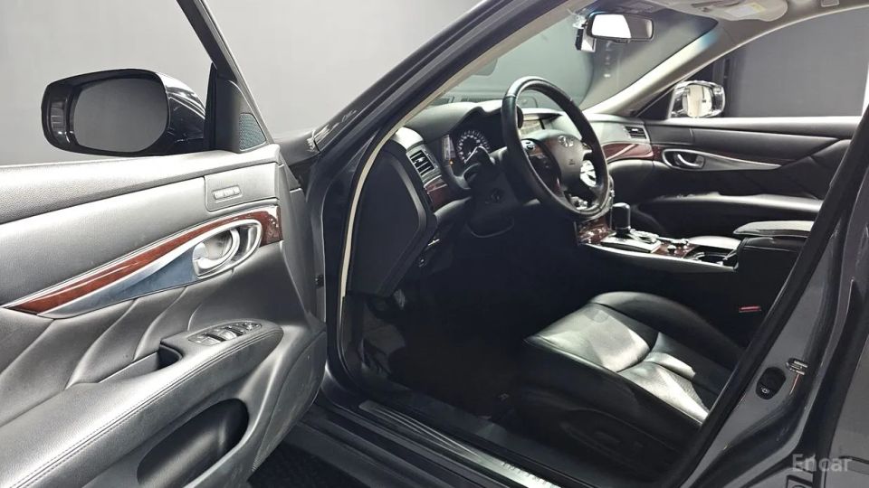 Infiniti Q70