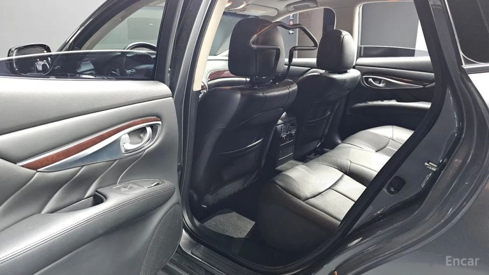 Infiniti Q70
