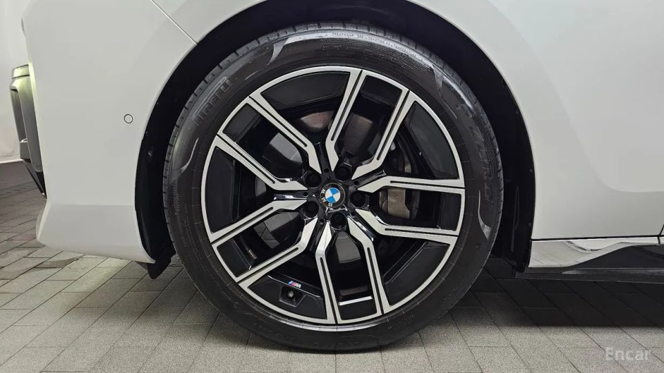 BMW i7