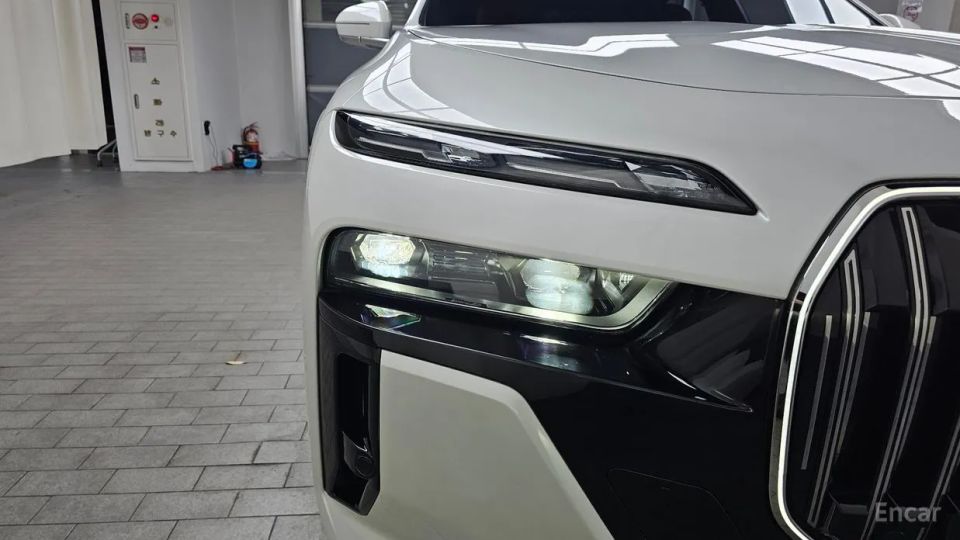 BMW i7