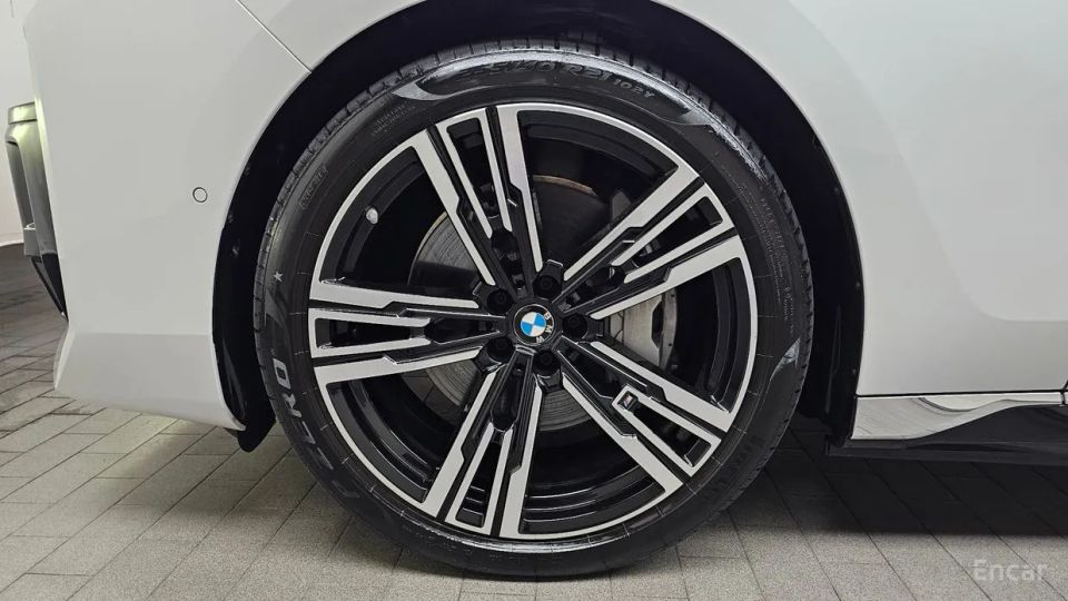 BMW i7