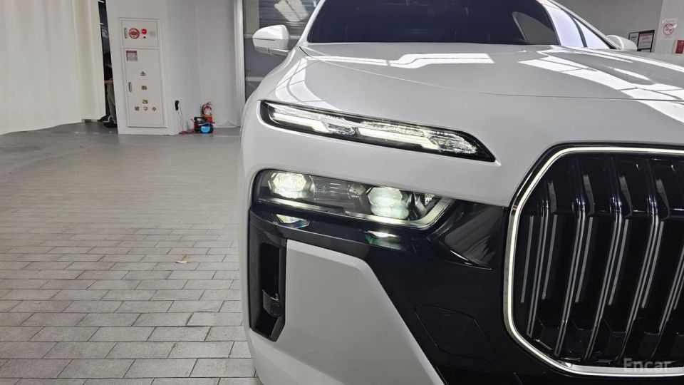 BMW i7