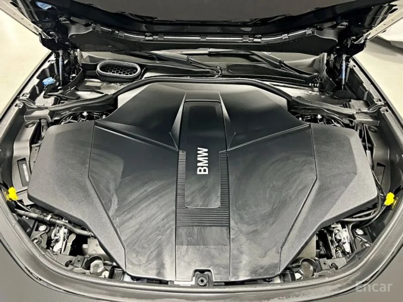 BMW i7