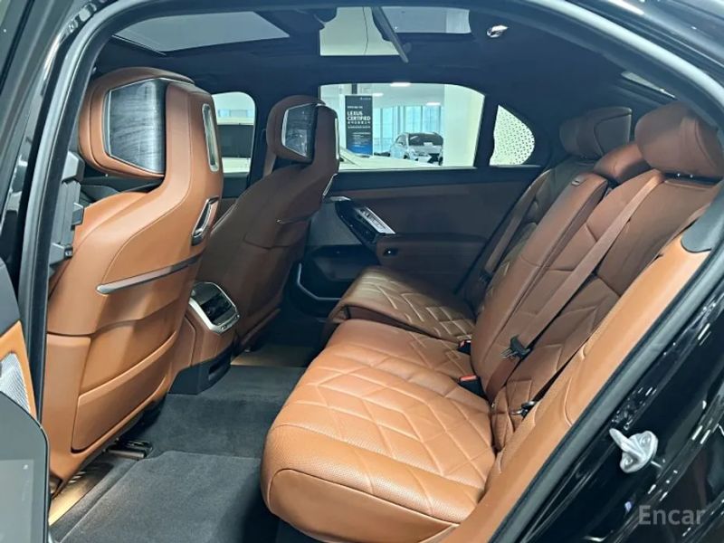 BMW i7