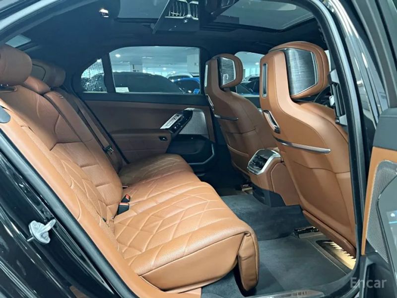 BMW i7