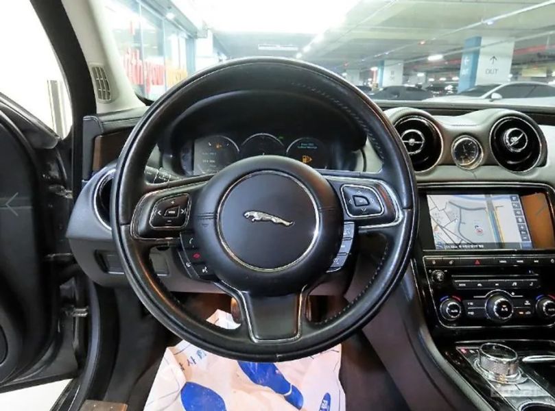 Jaguar XJ