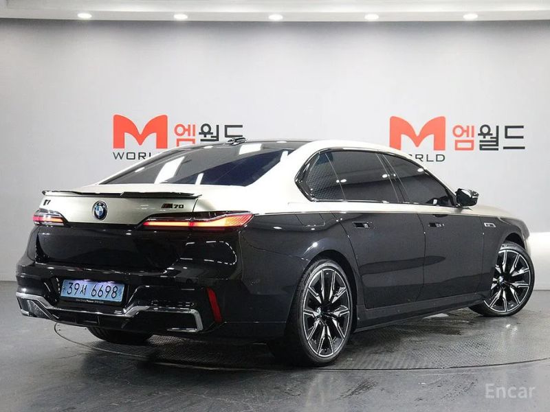 BMW i7