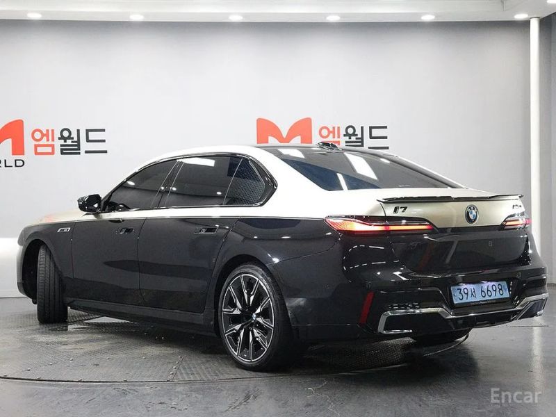 BMW i7