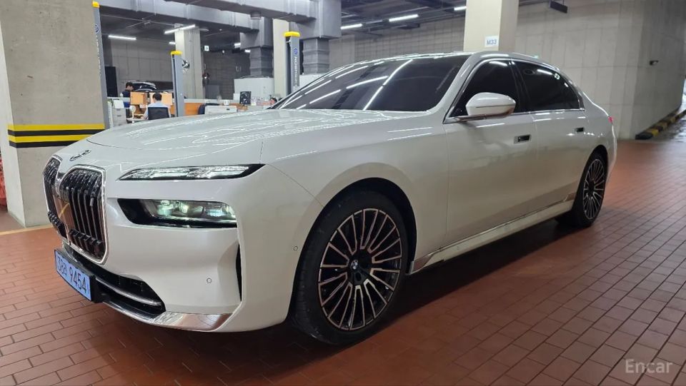 BMW i7