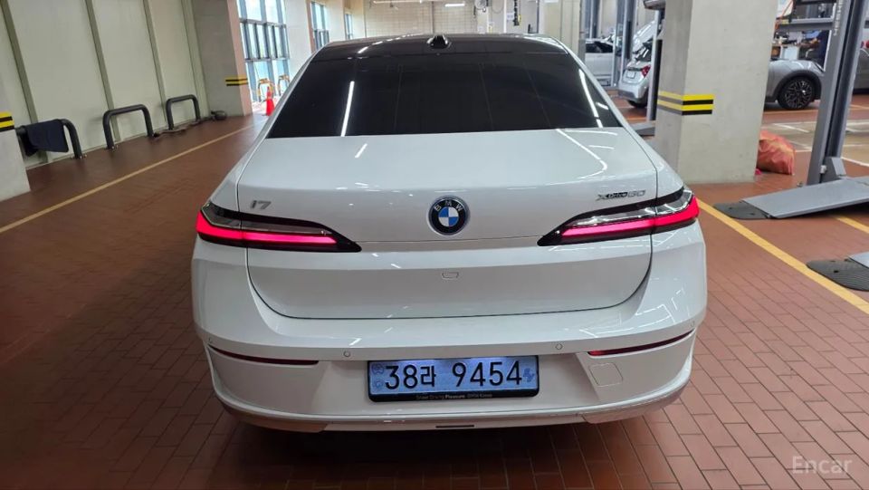 BMW i7