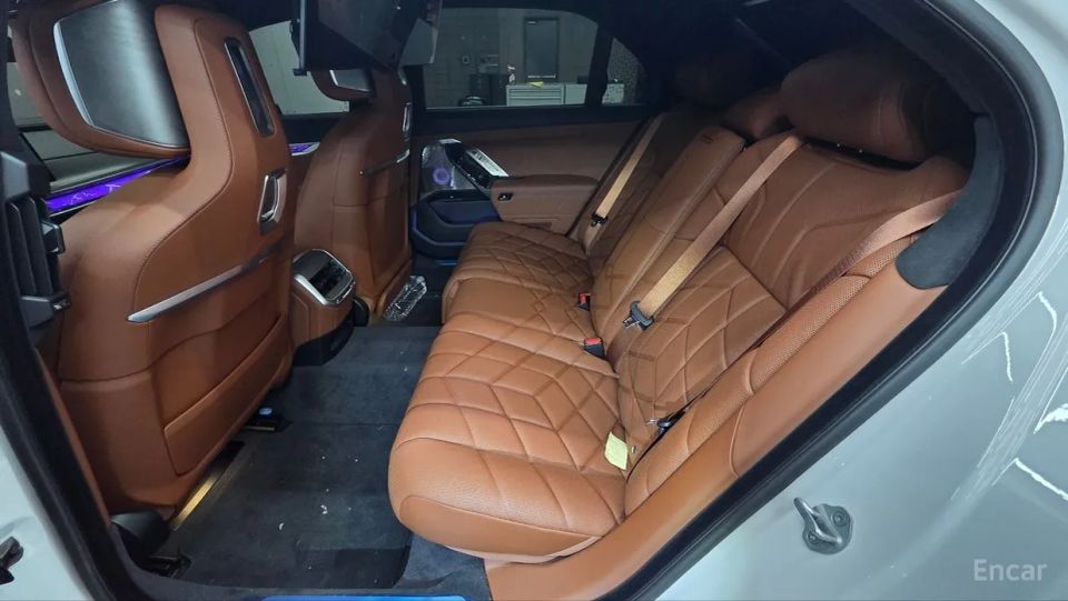 BMW i7
