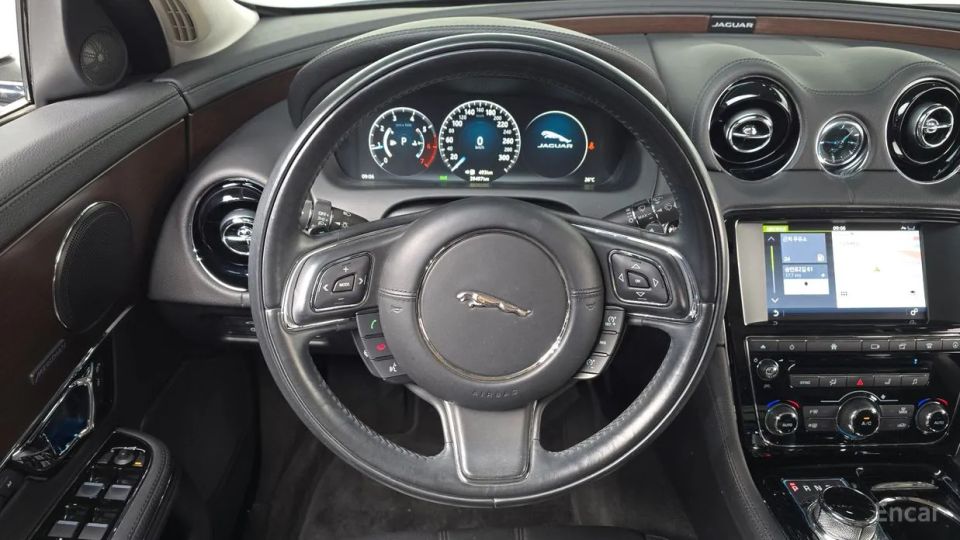 Jaguar XJ