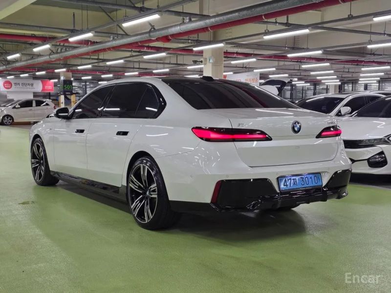 BMW i7