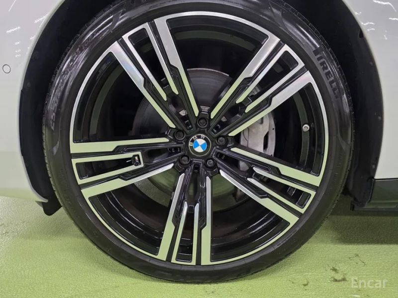 BMW i7