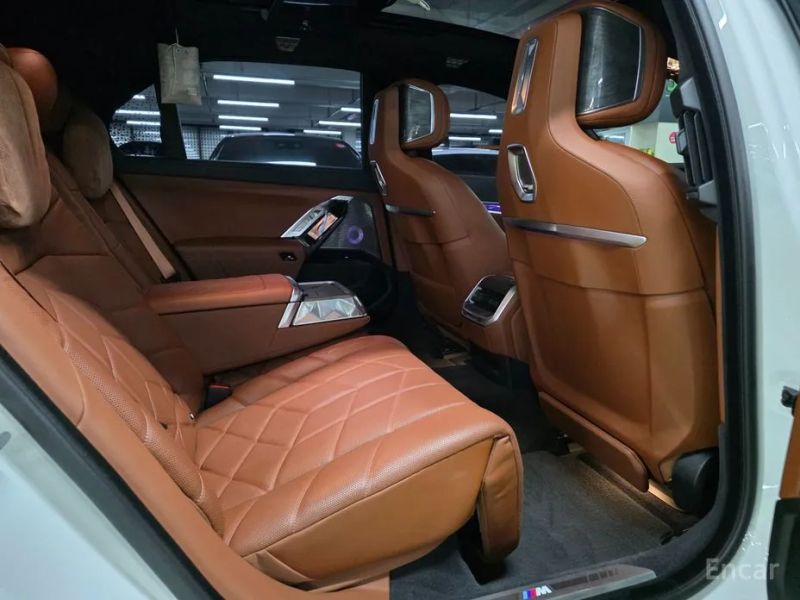 BMW i7