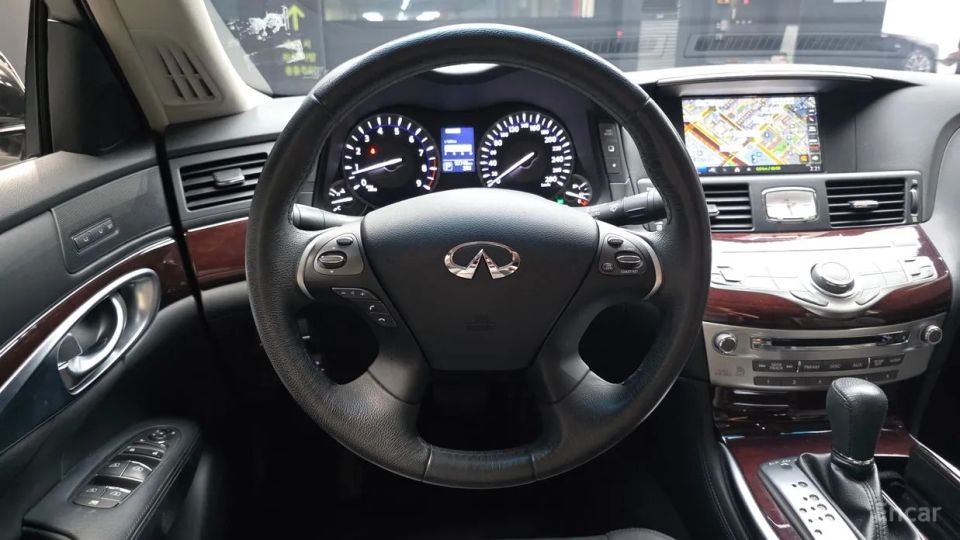 Infiniti Q70