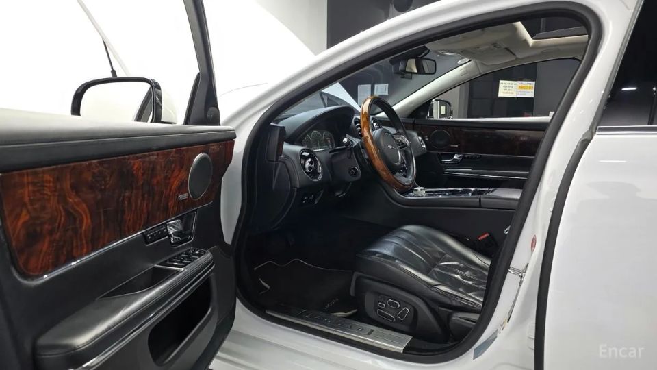 Jaguar XJ