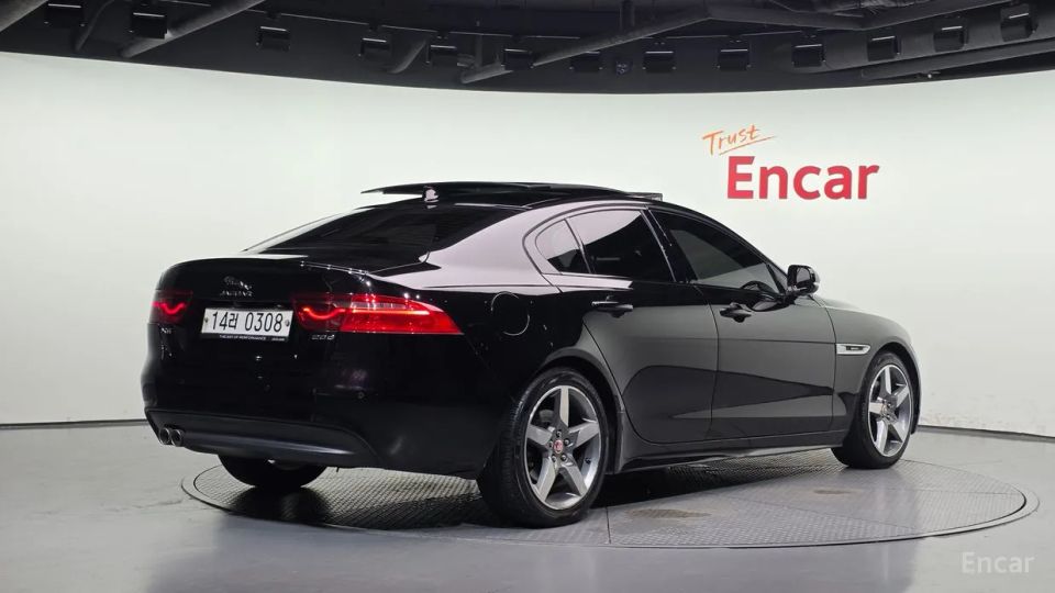 Jaguar XE