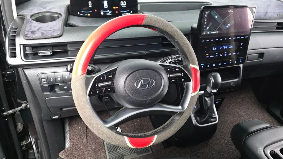 Hyundai Staria