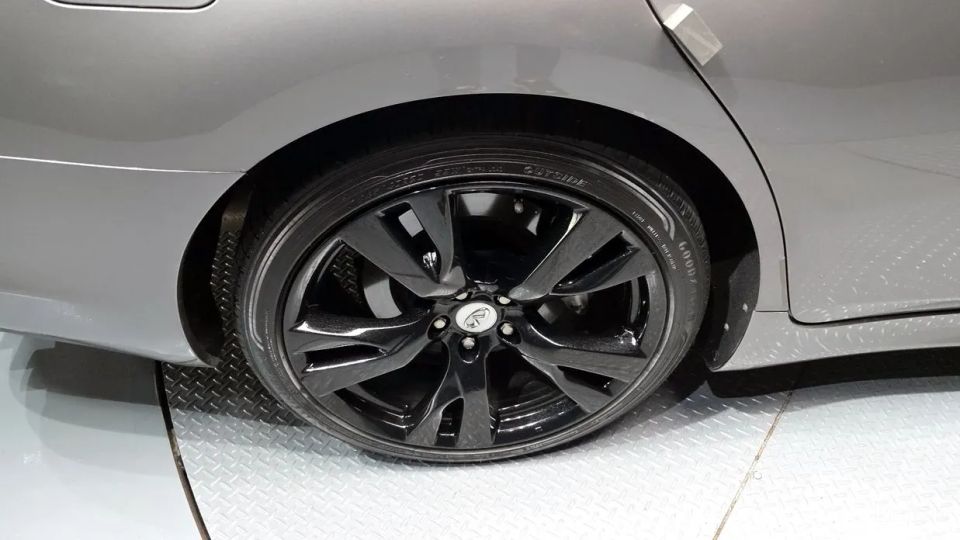 Infiniti M