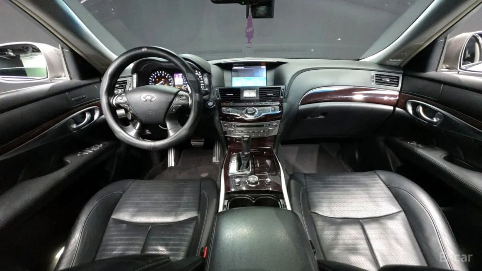 Infiniti M