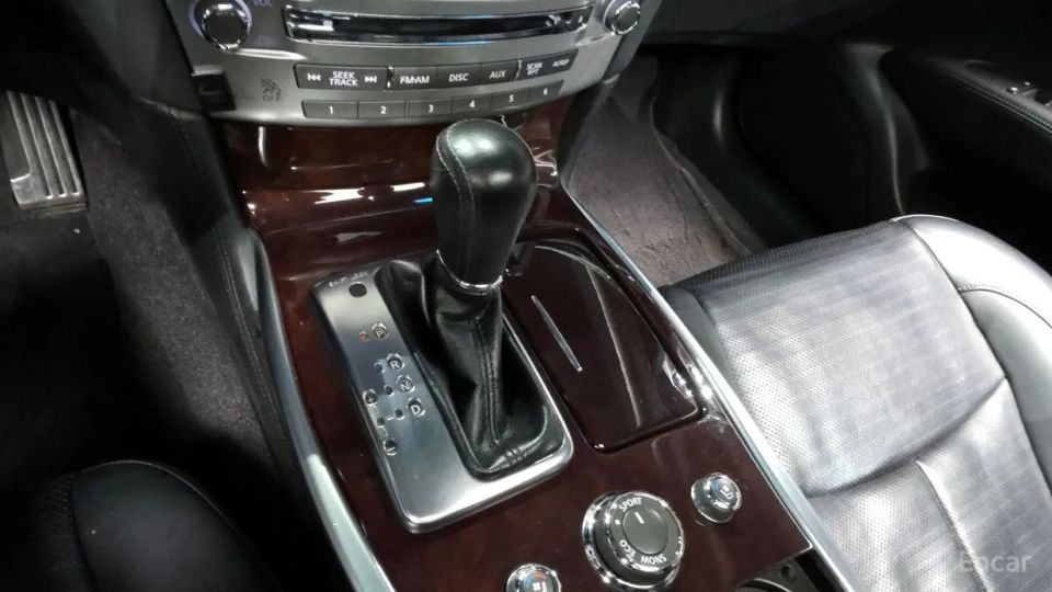 Infiniti M