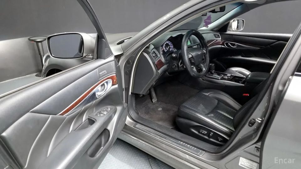 Infiniti M