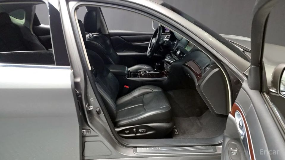 Infiniti M
