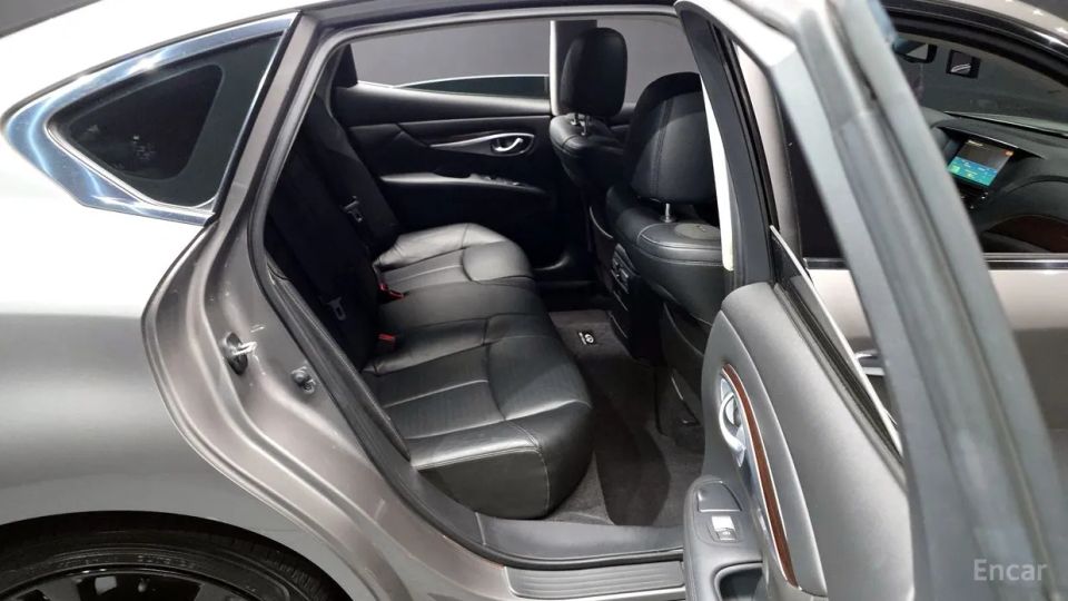 Infiniti M
