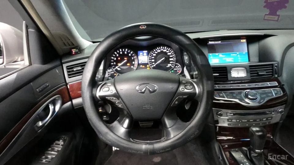 Infiniti M