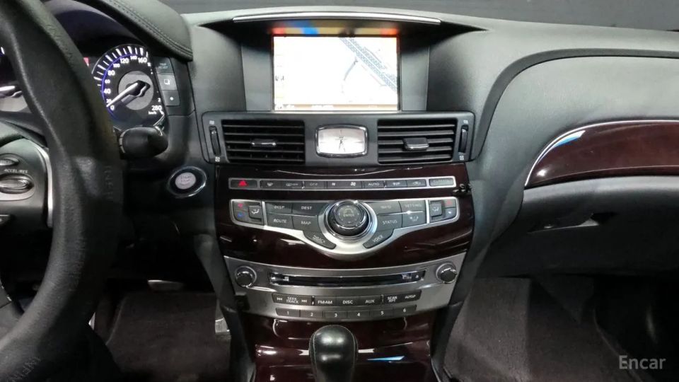 Infiniti M