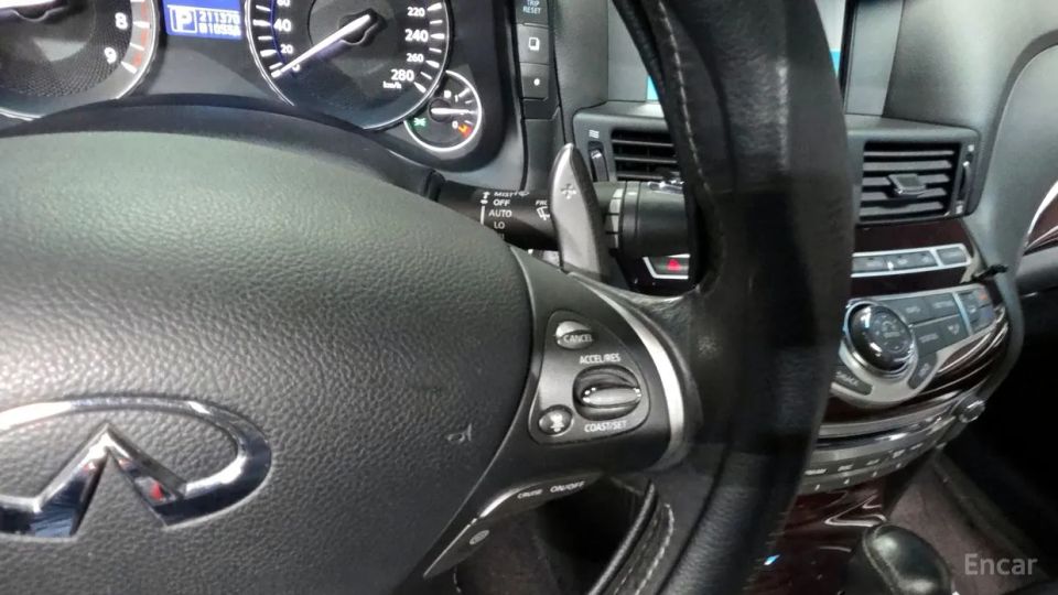 Infiniti M