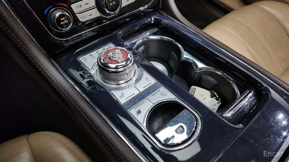 Jaguar XJ