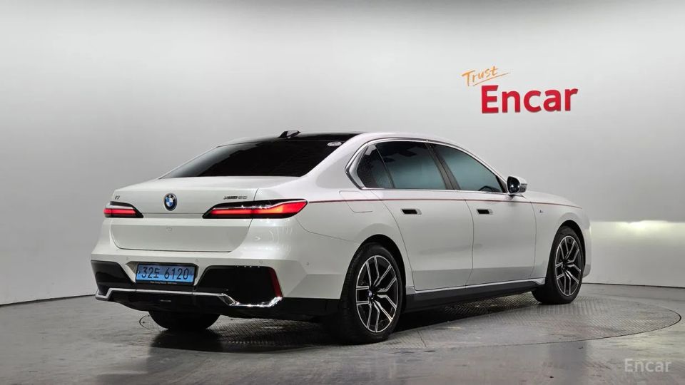 BMW i7